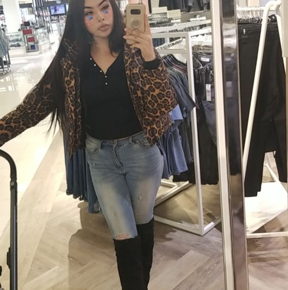 Meet your Posher, Madison - Picture 1 of 2